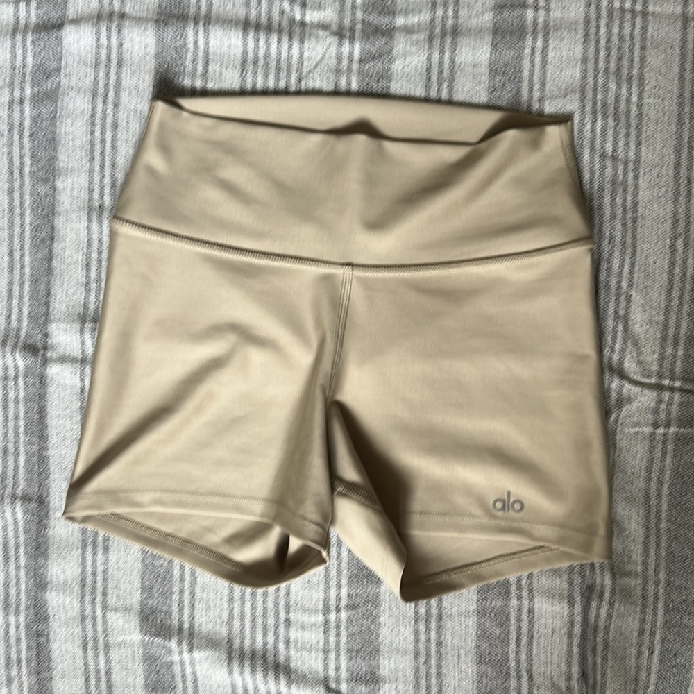 ALO Yoga 3” High-Waist Shorts California Sand Size Med